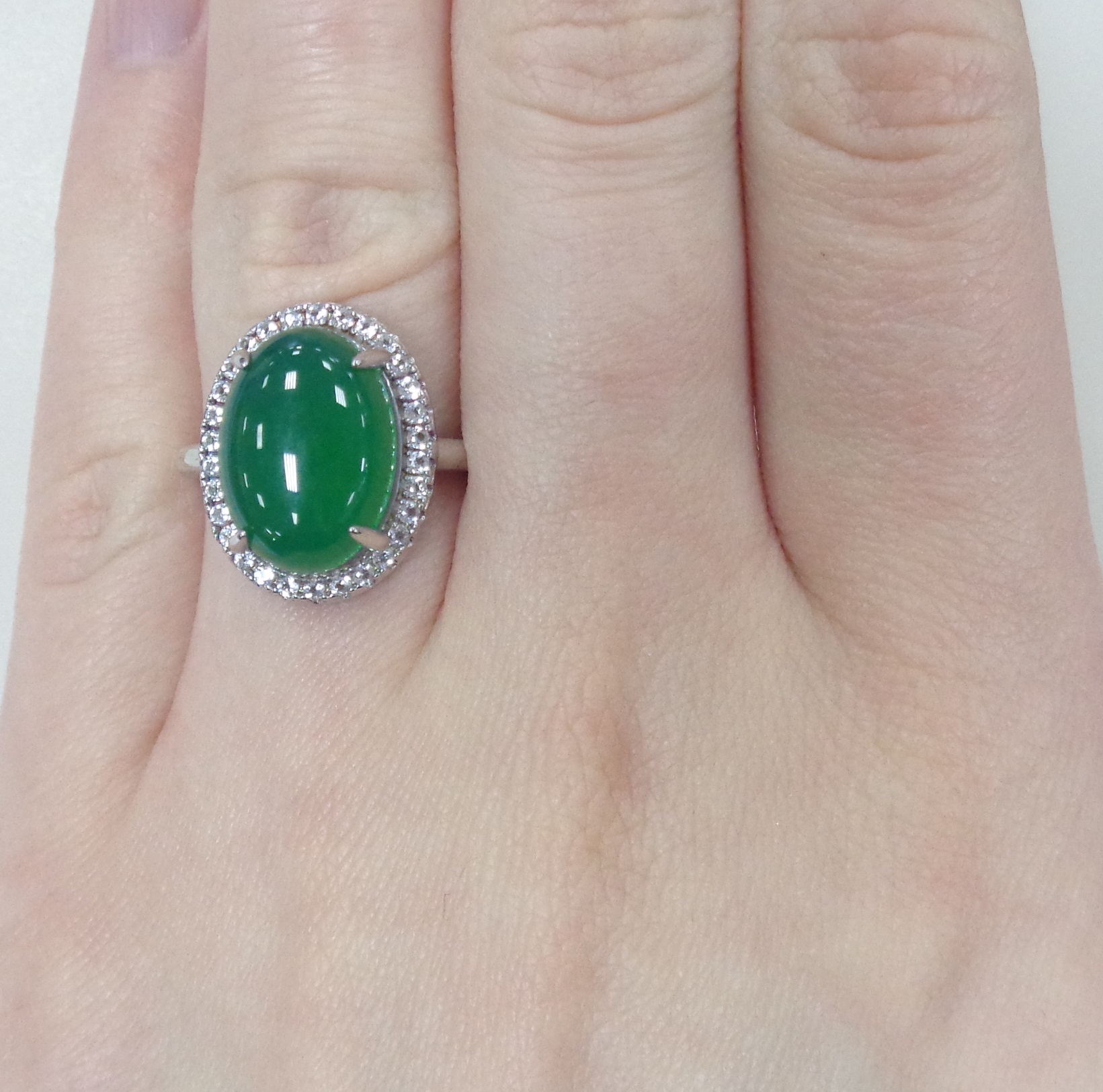 Серебряное кольцо с зеленым халцедоном